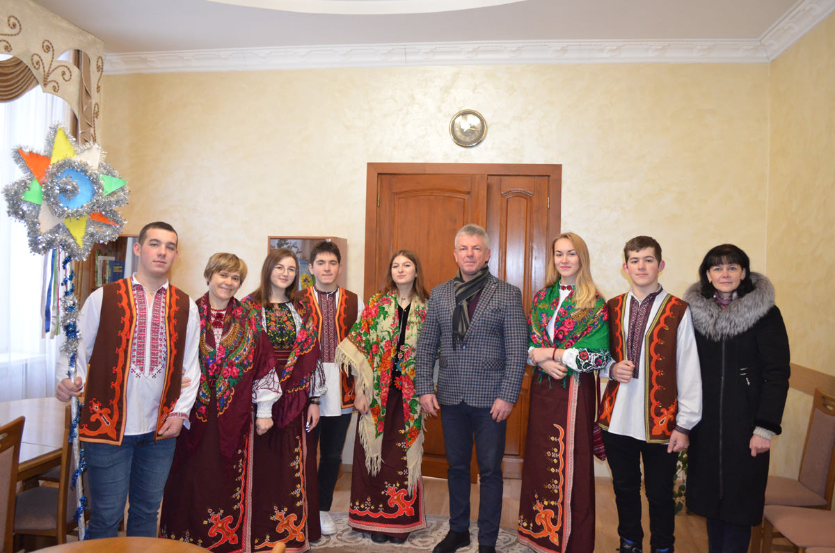Дзвенить весела коляда