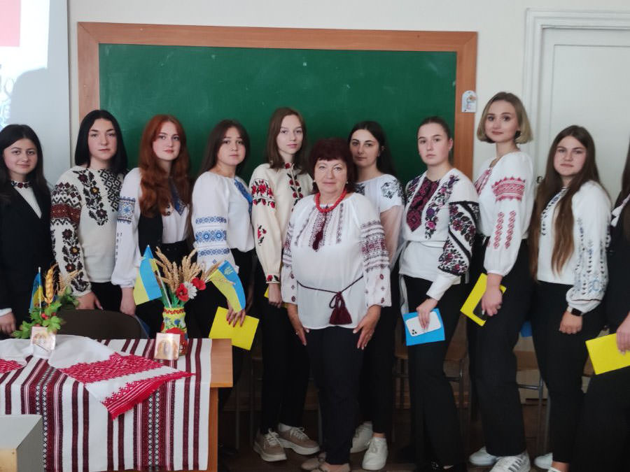 Народжена у вишиванці
