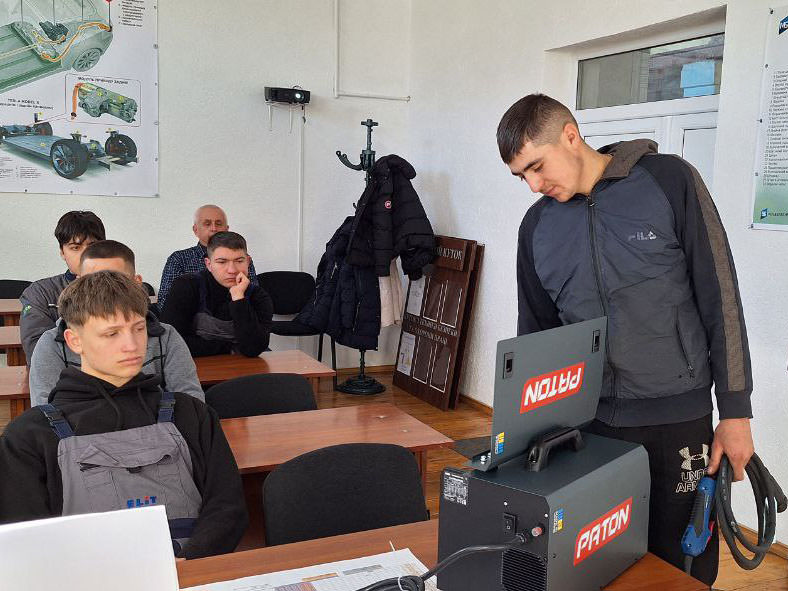 Основи ММА-зварювання: практика в навчально-виробничій майстерні