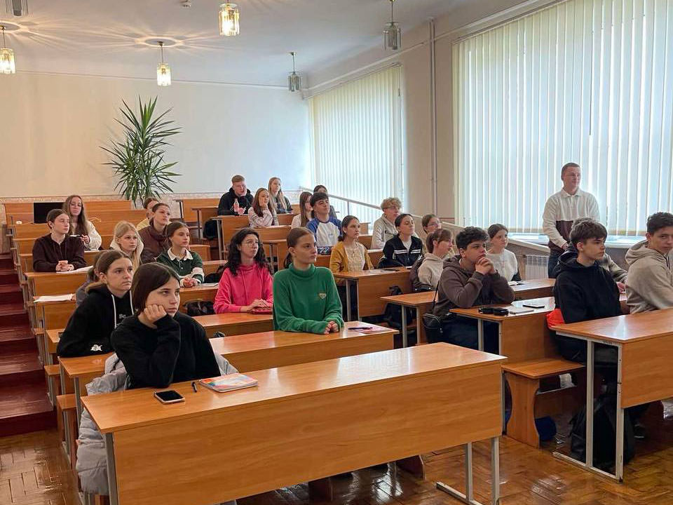 Дивись. Думай. Говори. Інтерактивне заняття з англійської мови