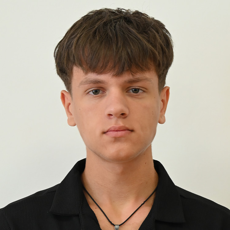 Назар Оліярник